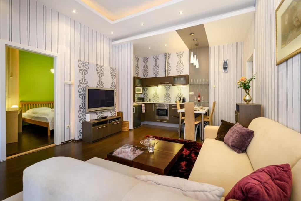 Chrysoprase Apartment *